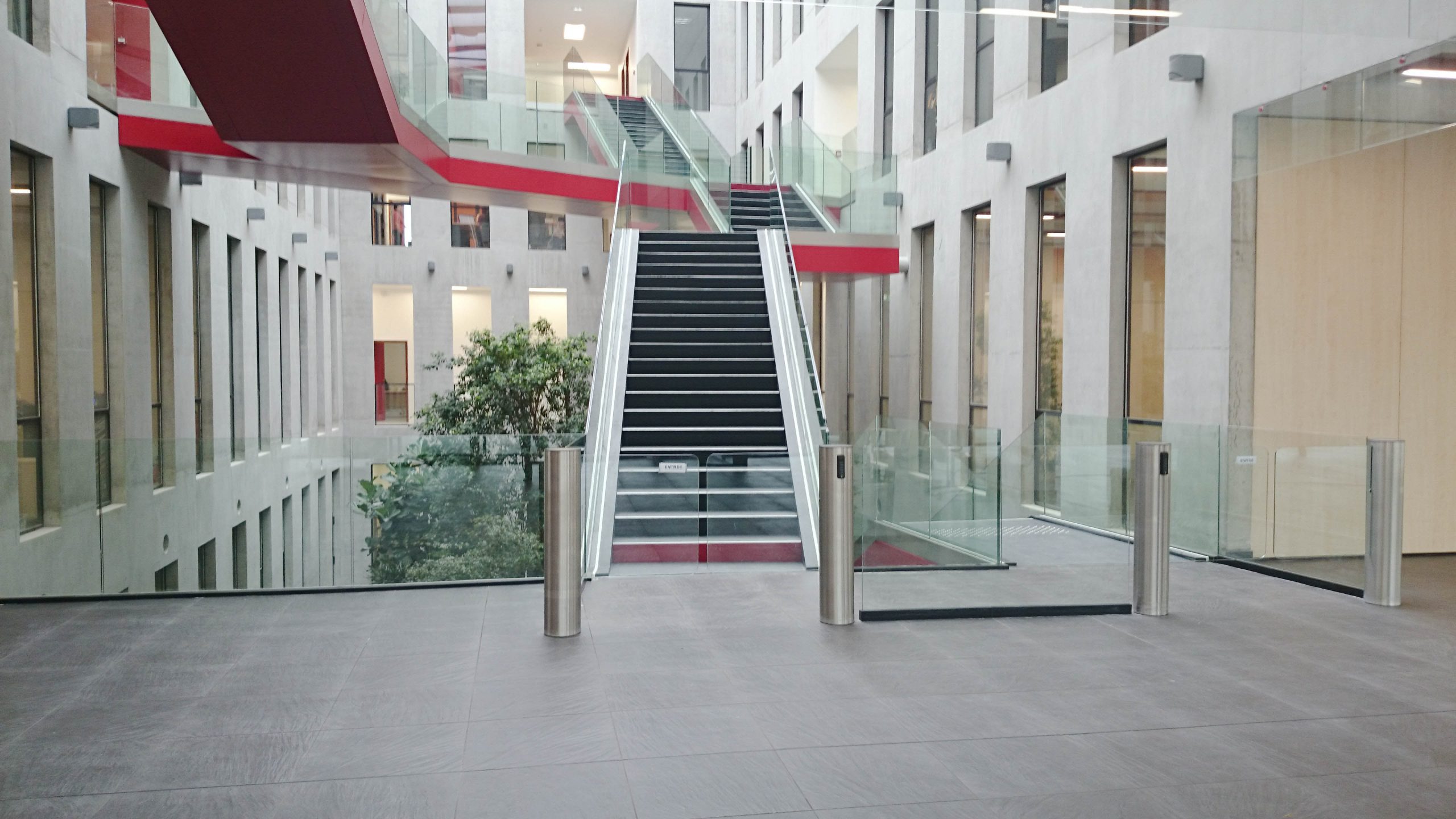 Portes pivotantes pour améliorer le contrôle d’accès dans une mairie