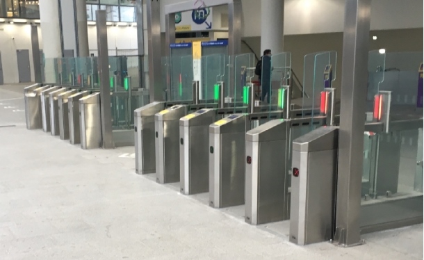 Appareils de contrôle d'accès pour les métros et les trains